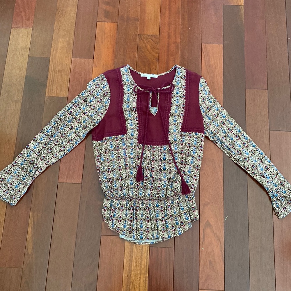 Super Cute Ladies Peasant style blouse, flattering waist/bust, size small